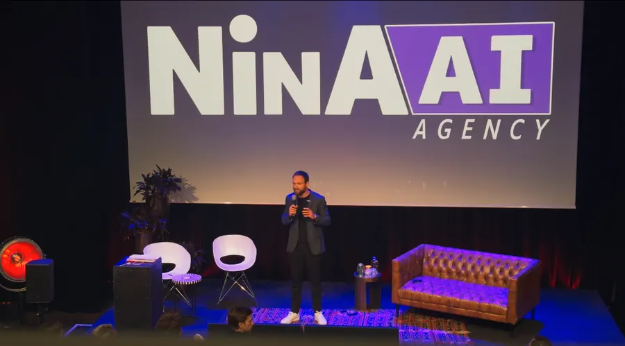 Olaf Lemmens on stage during a NinA AI keynote
